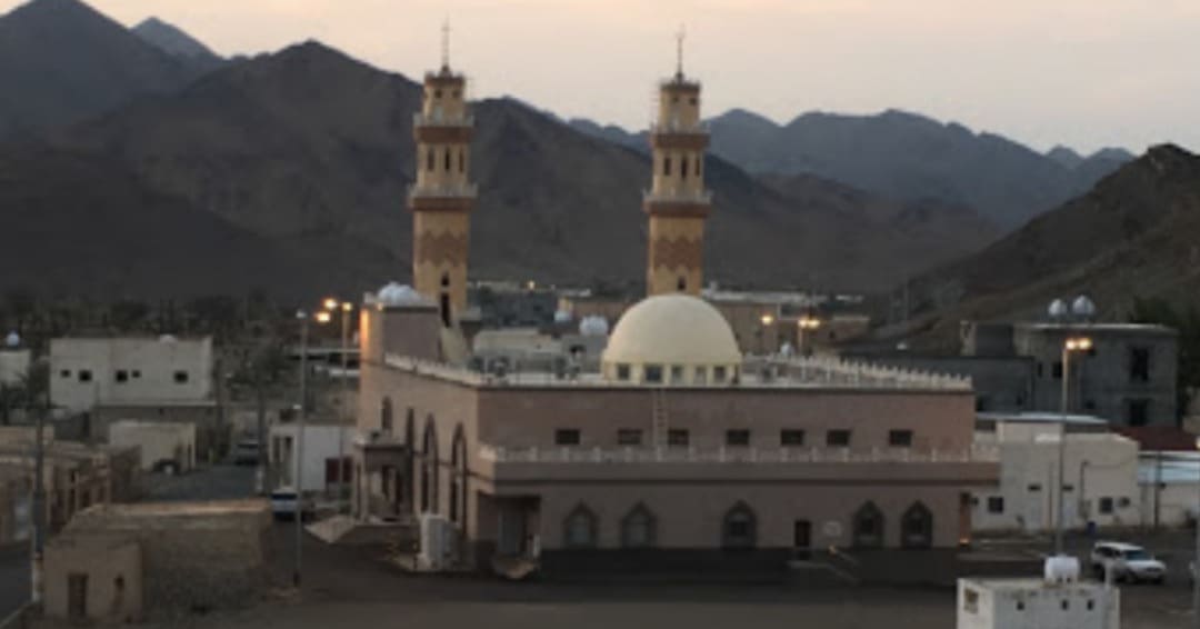 أحد المساجد المعروفة في العيص