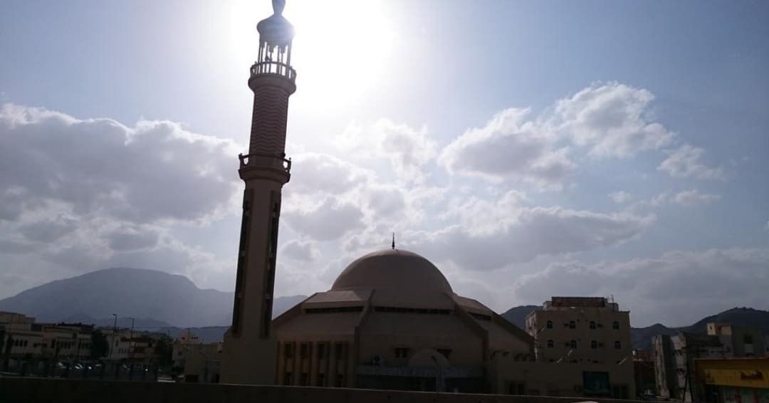 أحد المساجد المعروفة في المخواة